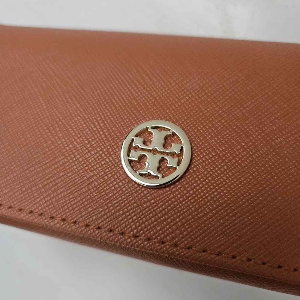 Tory Birch‎ rust colored sunglasses case with glasses cloth